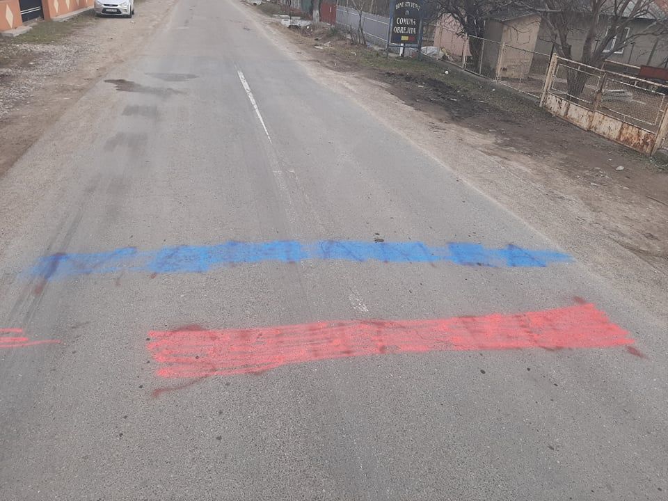 VIDEO Oprișan, întâmpinat cu mesajul ”MAMA MEA SUNT EU”, scris pe asfalt, la Obrejița