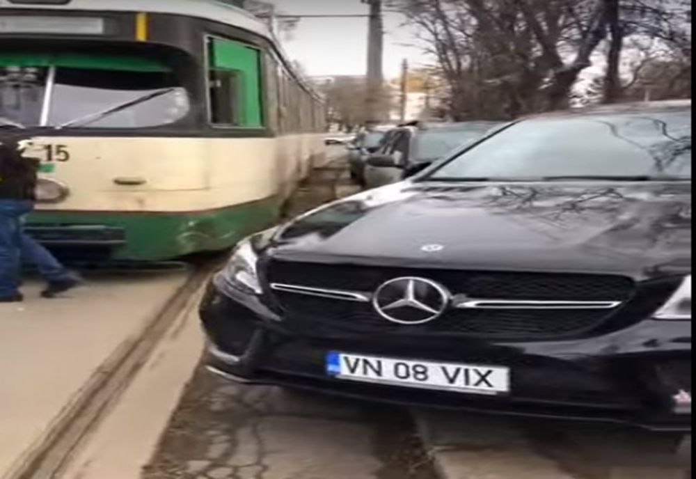 VIDEO Un Mercedes de Vrancea a blocat un tramvai în Brăila