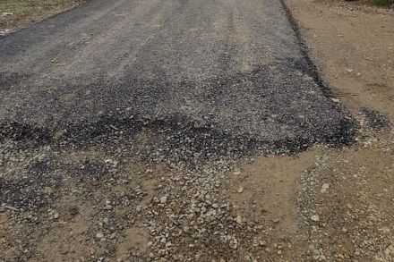 BĂTAIE DE JOC Asfalt direct peste pământ, în comuna vrânceană Tănăsoaia, prin PNDL