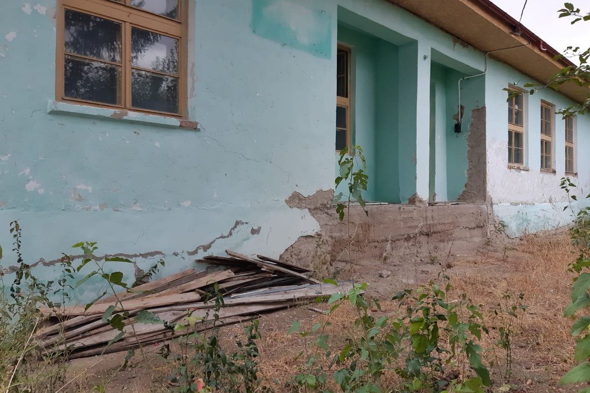 GALERIE FOTO Jaful prin PNDL, "desăvârșit" în comuna vrânceană Tănăsoaia. Școală cu finanțare PNDL, în paragină