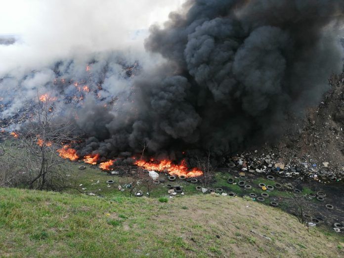 VIDEO Poluare cu cauciucuri arse la Slobozia Bradului! Se întâmplă acum!