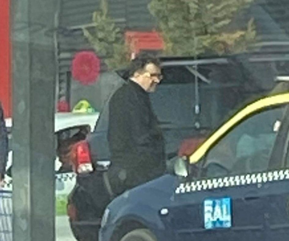 Oprișan - shopping în plină pandemie. Baronul, surprins la cumpărături, cu mașina instituției