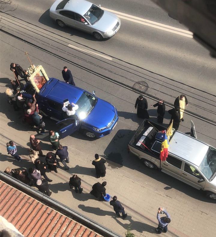 VIDEO Preoții din Focșani nu renunță la slujbe iar enoriașii nu stau în case