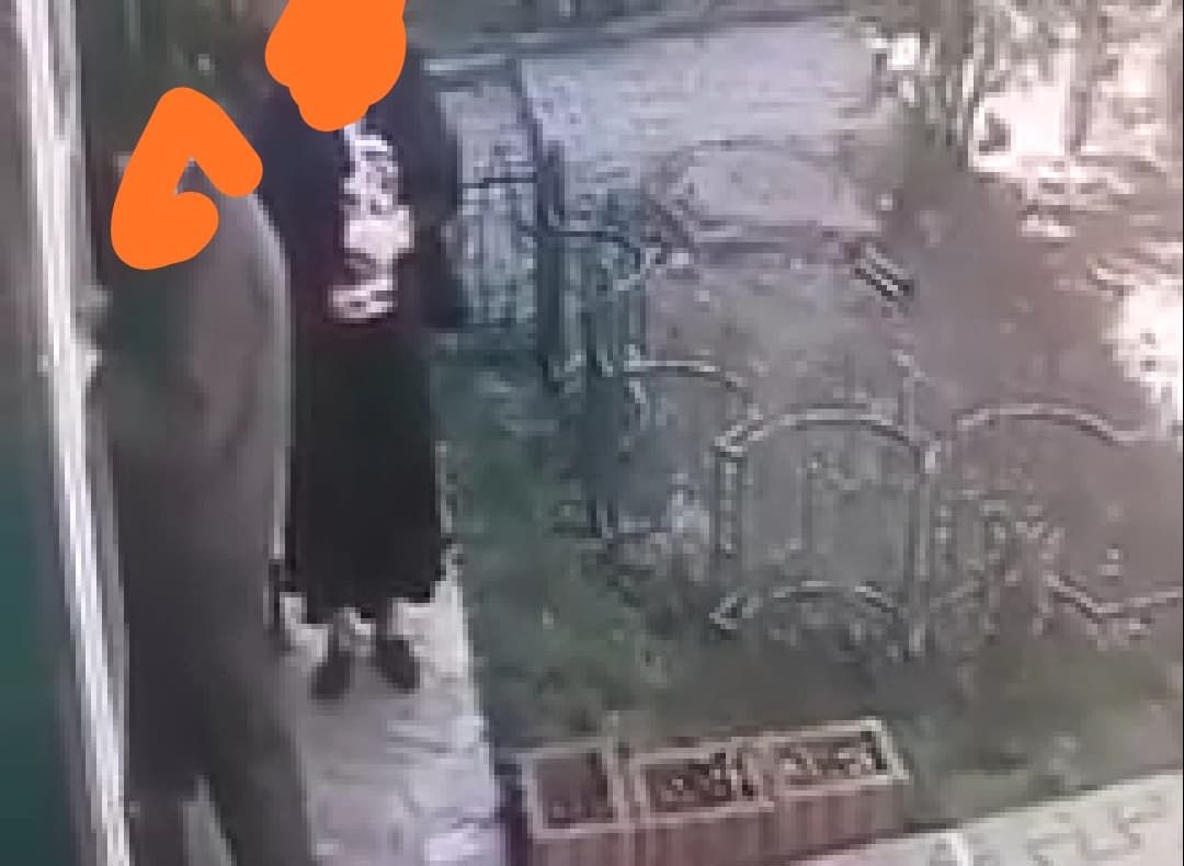 VIDEO Gest revoltător - și-a însușit un portofel iar acum Poliția e pe urmele ei