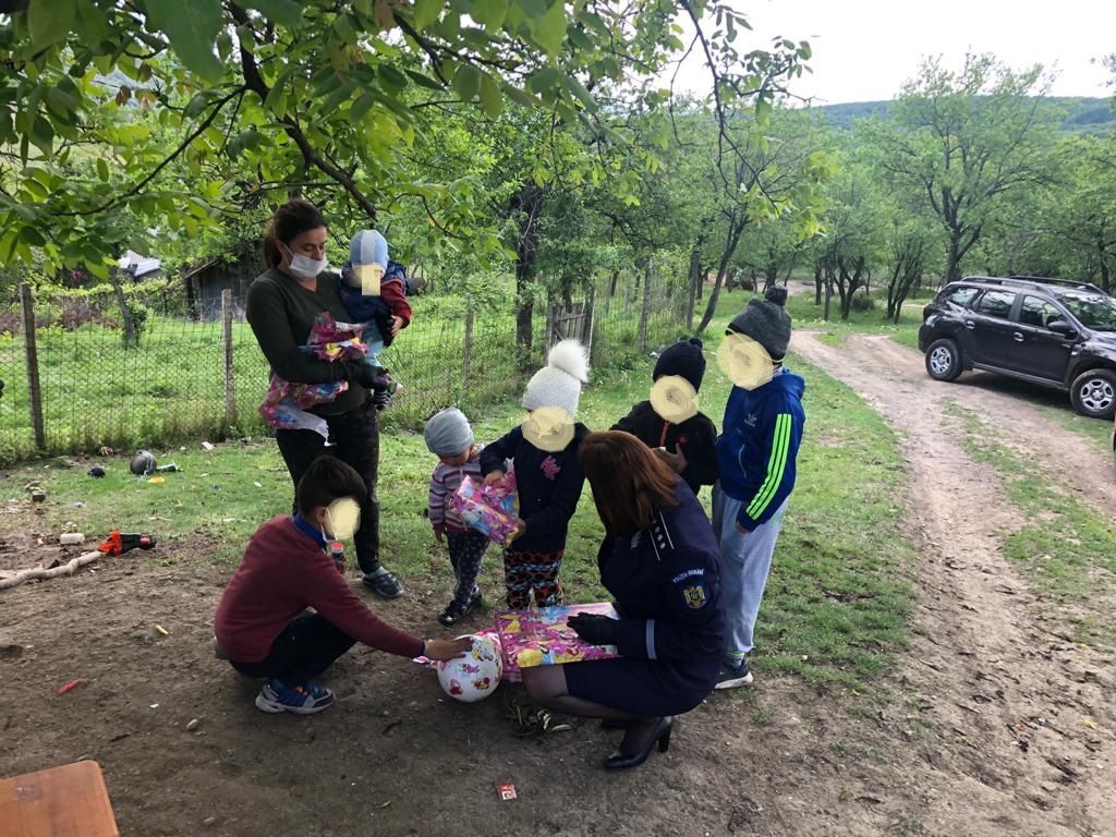 GEST IMPRESIONANT O polițistă și-a "donat" ziua de naștere unei fetițe de 5 ani