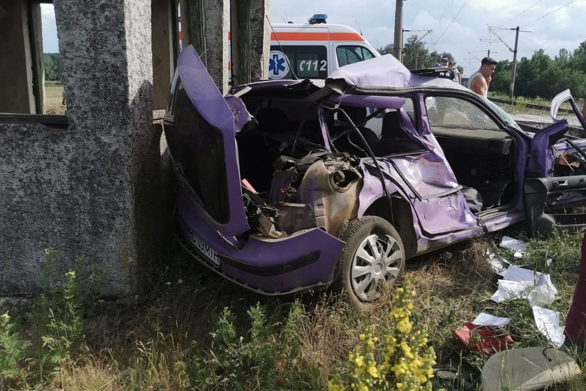 ULTIMA ORĂ  Un autoturism cu două femei și un copil de 4 ani - lovit de tren la Adjud