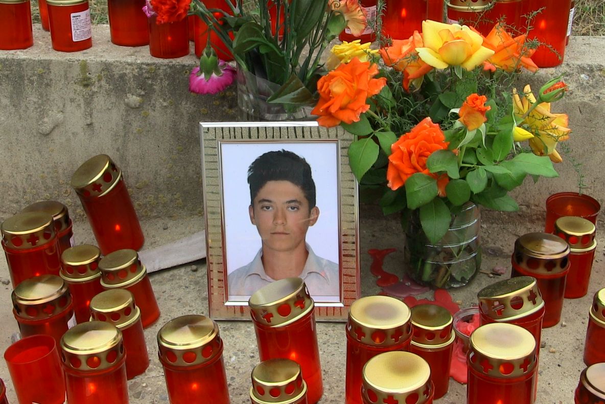 JUSTIȚIE ROMÂNEASCĂ - doi ani de pușcărie și e liber, după ce a rupt gâtul unui tânăr de 16 ani