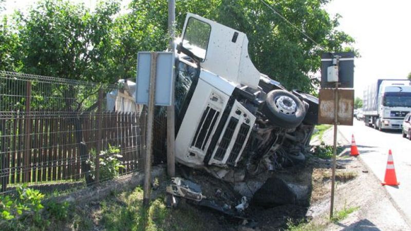 Tir răsturnat în curtea unei familii din Călimănești