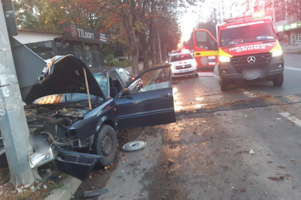 VIDEO A intrat, rupt de beat, cu mașina, într-un stâlp din Focșani