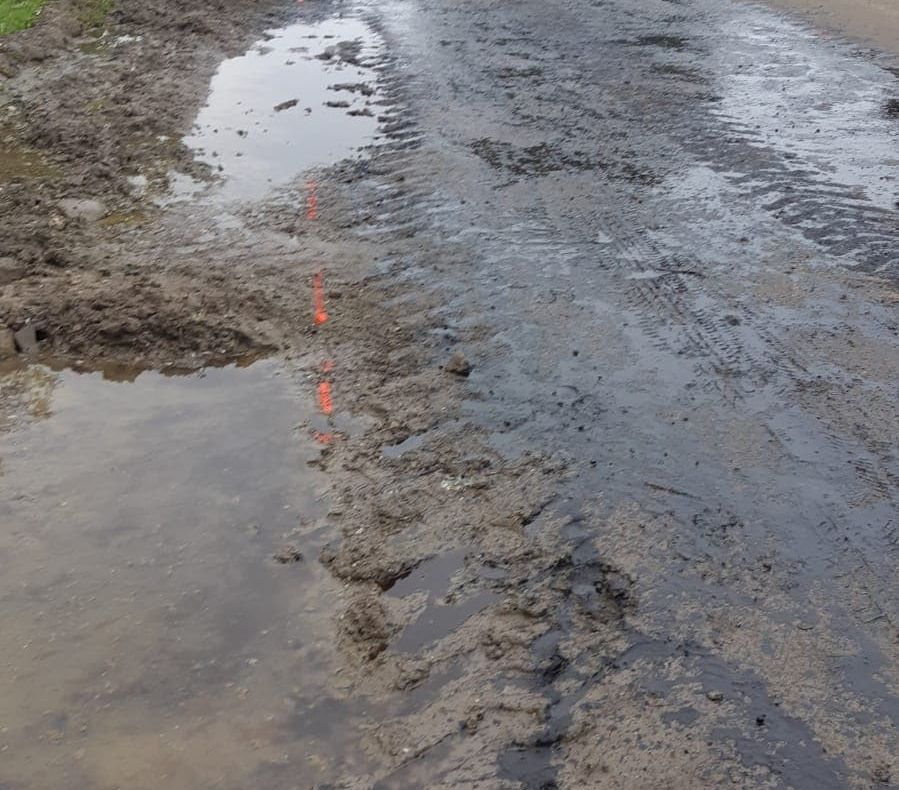 VIDEO Bătaia de joc continuă - asfaltare direct pe nămol la Tănăsoaia