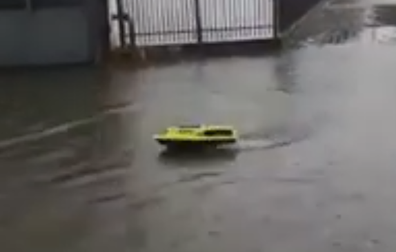 VIDEO Focșănenii au lansat bărcile la apă, pe străzile inundate din oraș