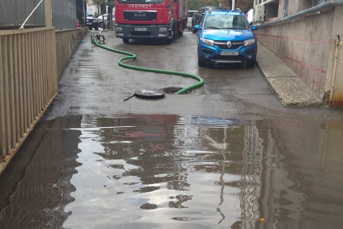 VIDEO Prăpăd în Focșani - inundații pe străzi, subsolurile Poliției, DSP și ISJ - inundate