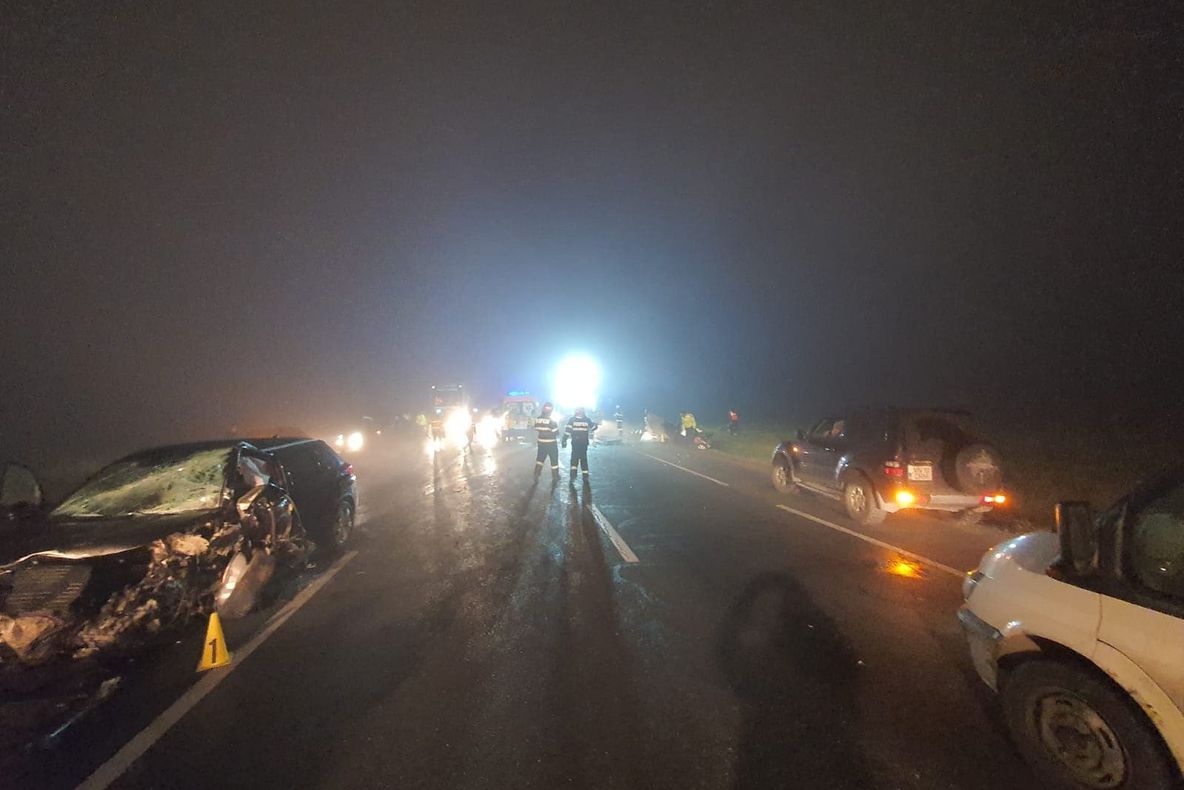 ULTIMA ORĂ Accident grav la Tișița, două mașini s-au ciocnit frontal, 4 persoane rănite. Traficul este blocat