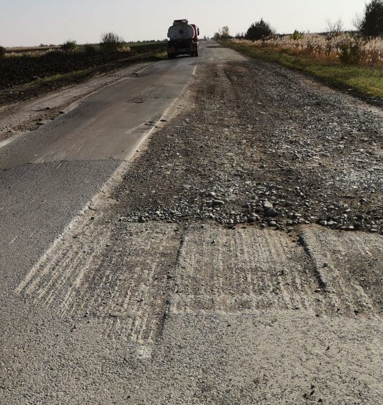 VIDEO Drumul național Gologanu - Bordeasca - bătaie de joc la adresa șoferilor. Utilajele și muncitorii au dispărut după alegeri