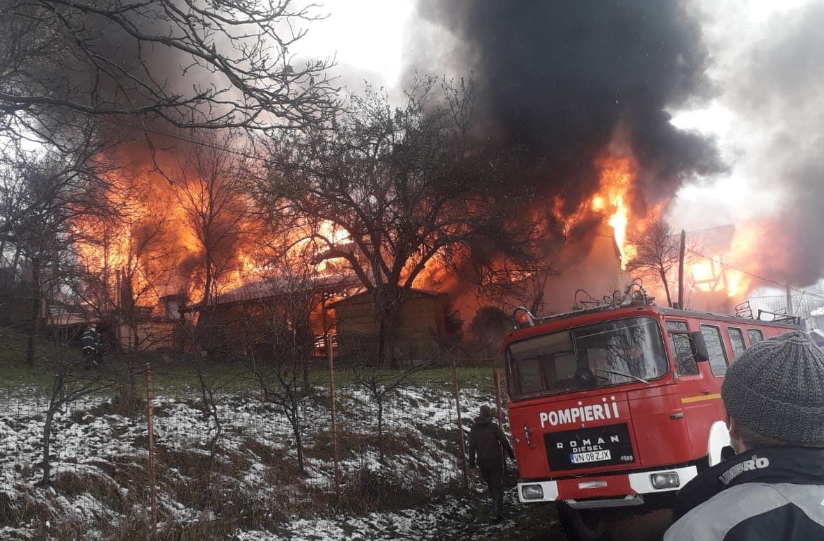 VIDEO Pensiune făcută scrum la Soveja