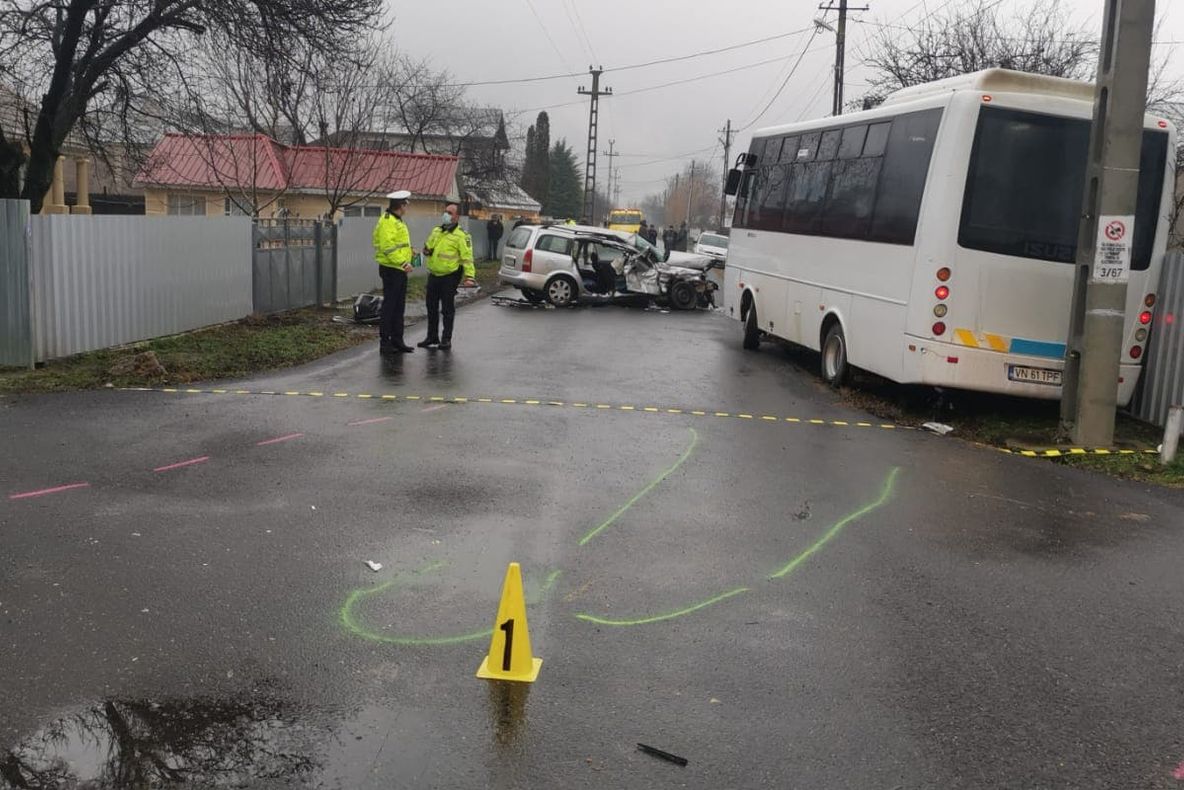 VIDEO ULTIMA ORĂ Accident grav între un microbuz de transport public și un autoturism, la Vînători