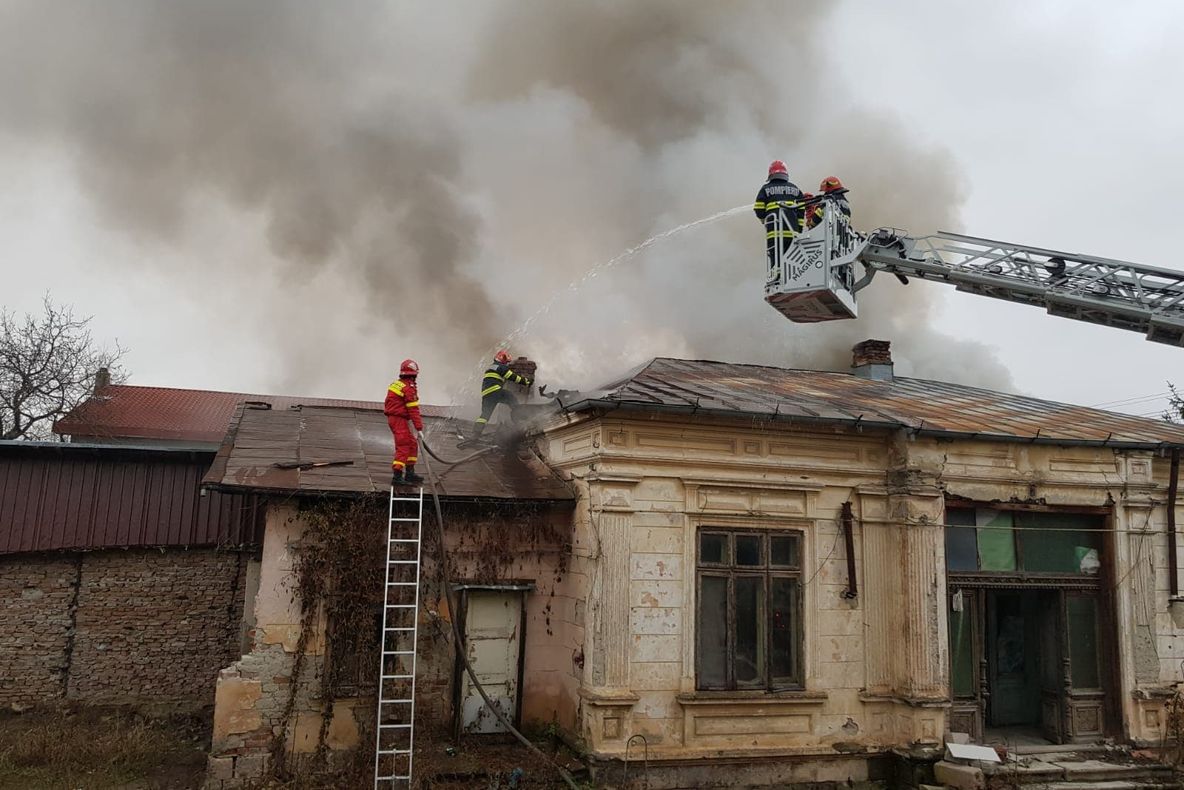 VIDEO - FOTO Incendiu violent la o casă din Focșani
