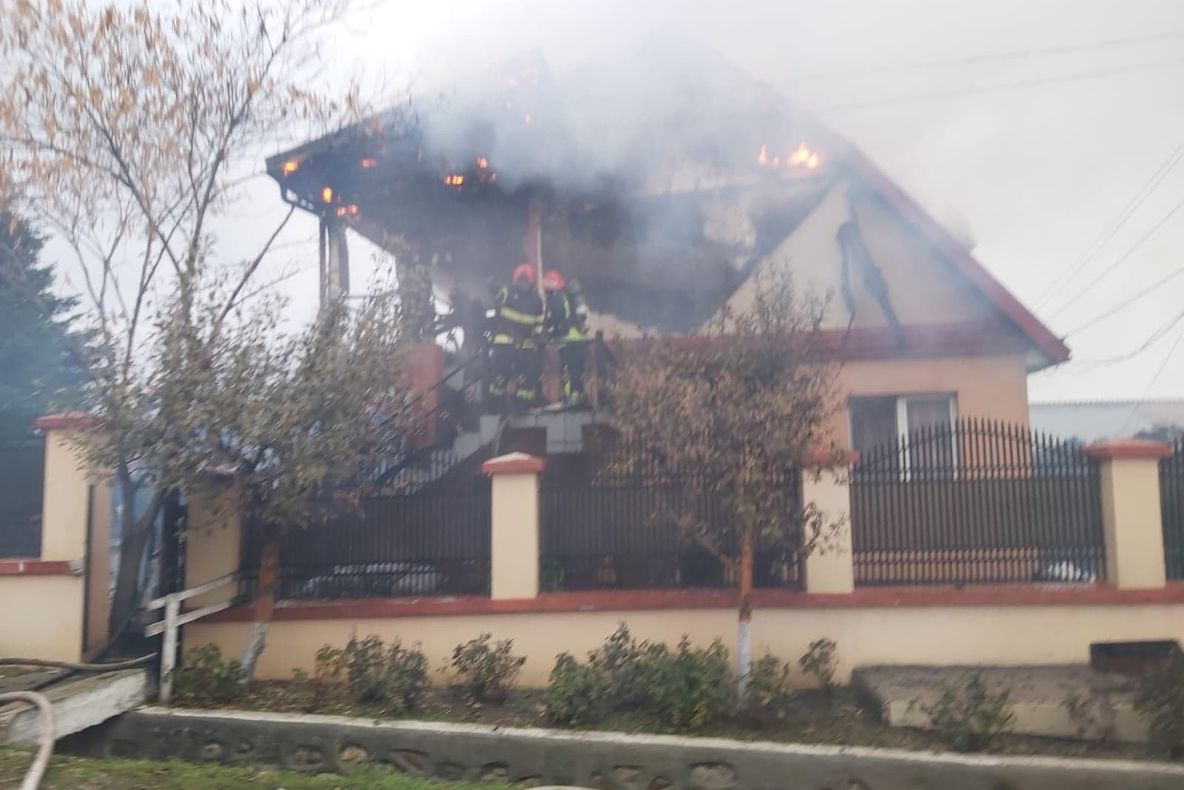 VIDEO Casă făcută scrum la Faraoanele. O femeie în pericol