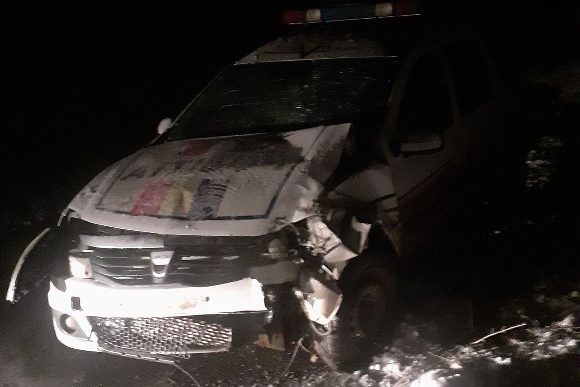 Un polițist din Nereju a făcut praf Loganul de serviciu