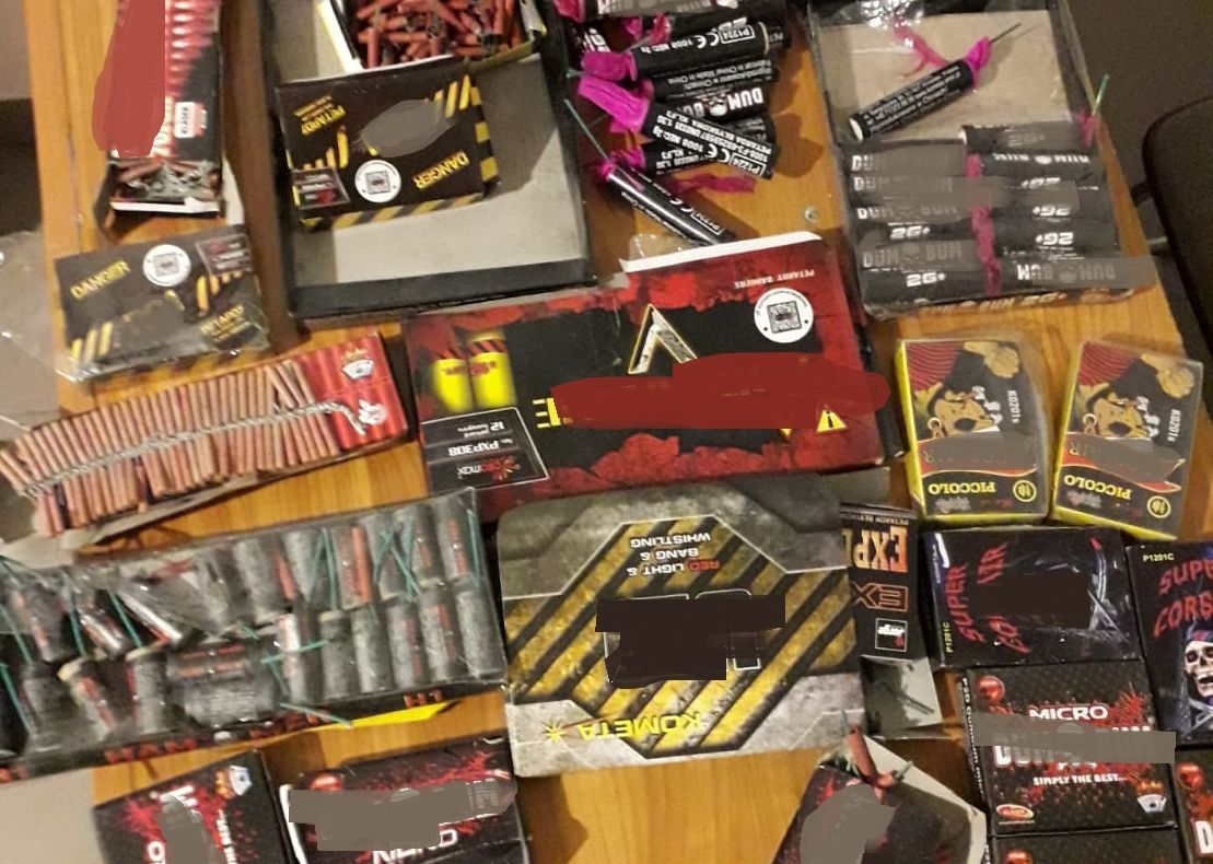 30 de kilograme de pocnitori și petarde confiscate de polițiști