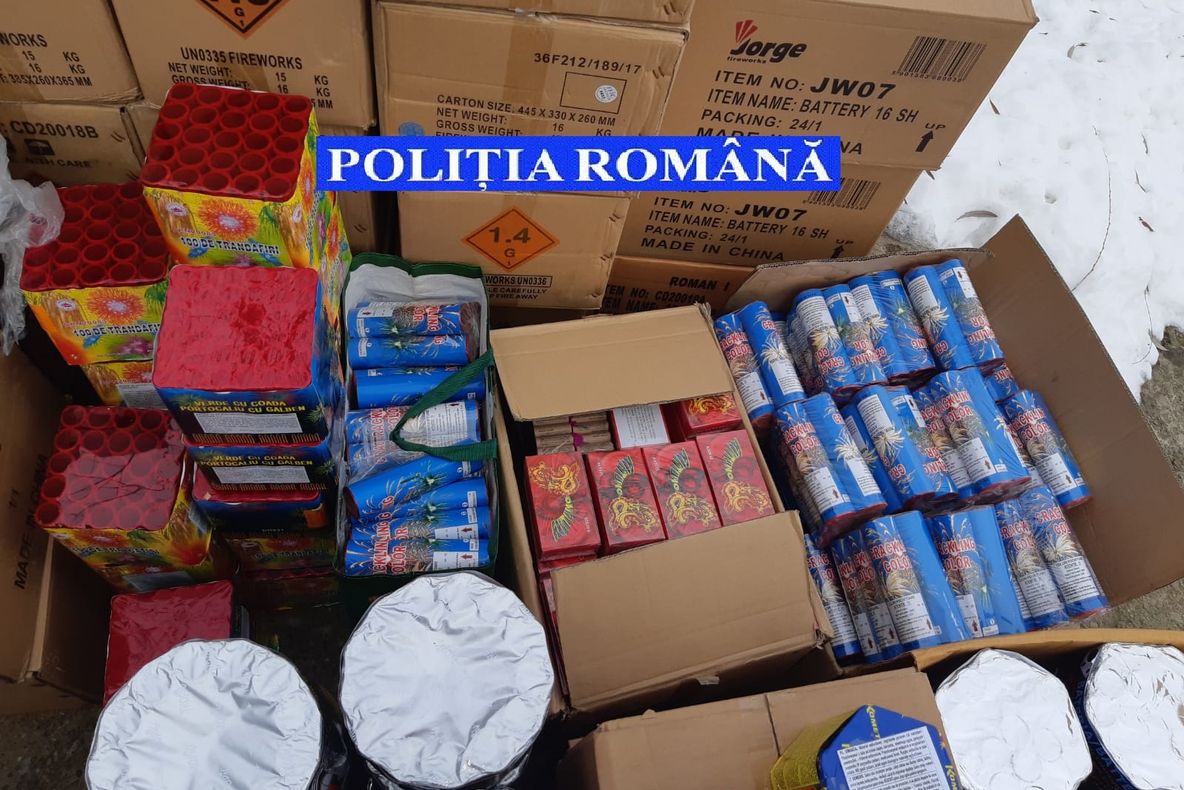 VIDEO 7 tone de petarde, trimise prin curierat rapid, interceptate de Poliție