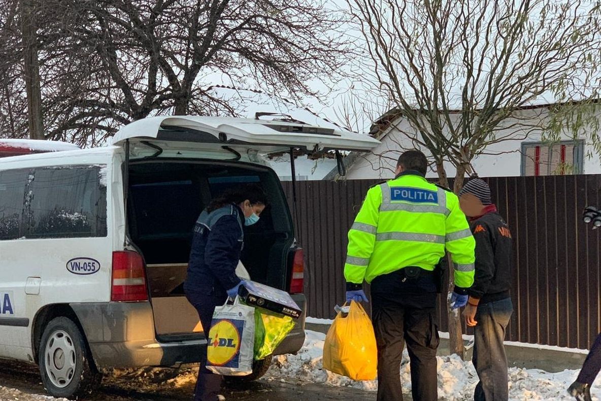 Polițiștii vrânceni și Crucea Roșie - ”echipa bucuriei” pentru familiile nevoiașe din județ