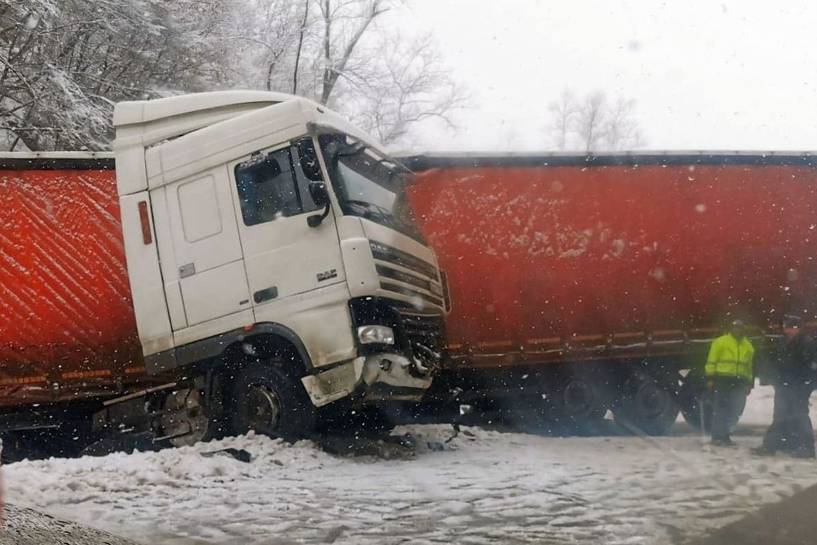 ULTIMA ORĂ Traficul pe sensul București - Bacău - blocat pe E85, la Bizighești, după ce un tir a derapat