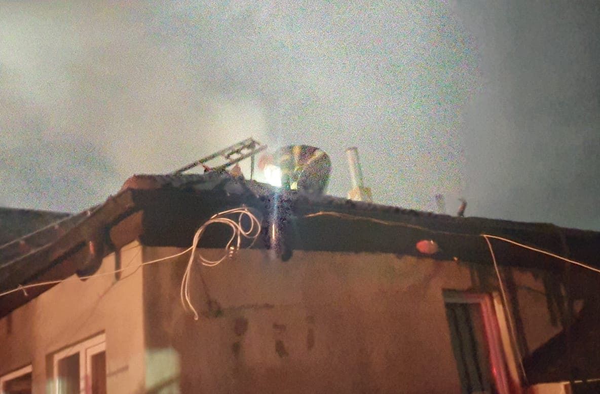 Acoperiș făcut scrum la o locuință din Cotești