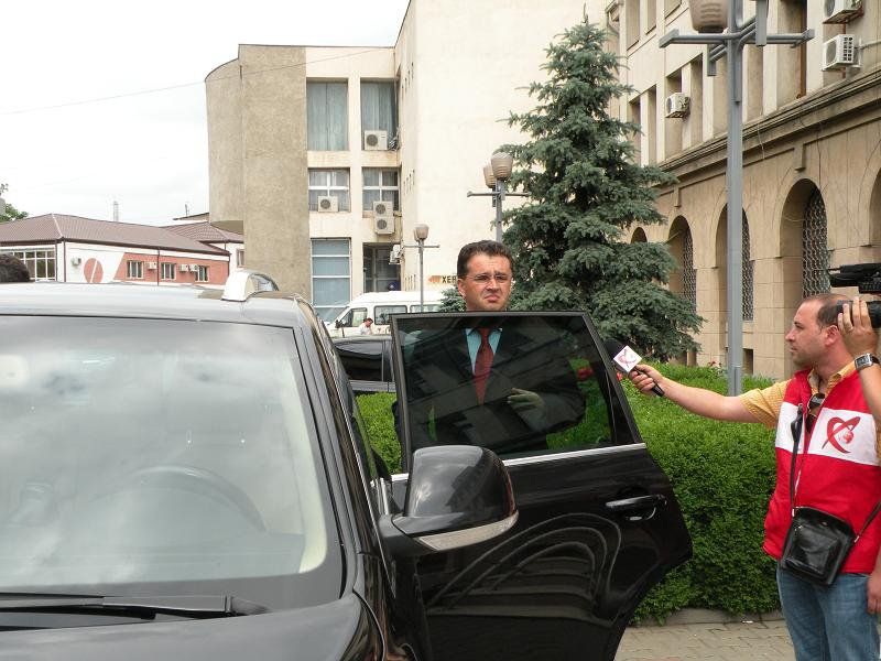 Trai de nabab pe banii vrâncenilor - Oprișan a "consumat" 100 de mii de euro cu mașina de serviciu