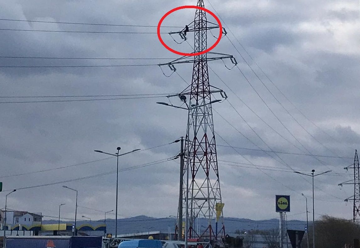 ULTIMA ORĂ Bărbatul care a amenințat că se aruncă de pe stâlp, preluat în siguranță