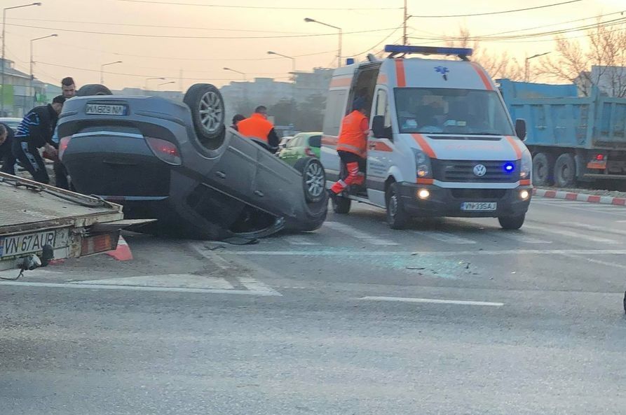 VIDEO Momentul accidentului din Focșani, în urma căruia o șoferiță de 18 ani s-a răsturnat cu mașina
