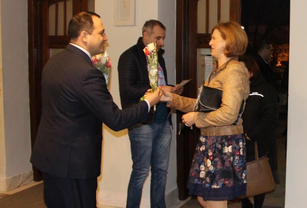 Primarul Focșaniului vrea să cumpere flori de 35 de mii de lei pentru "doamnele de mijloc" și pentru cele din "poziții importante"