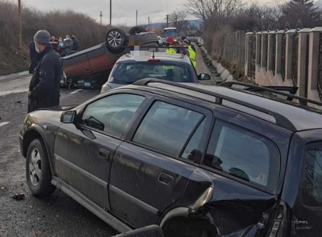 ULTIMA ORĂ Accident cu 3 mașini la Cotești. Un autoturism s-a răsturnat pe cupolă