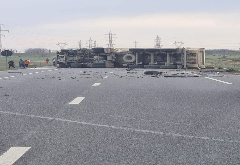 VIDEO Trafic blocat pe E85, la Mărășești, din cauza unui tir răsturnat pe carosabil