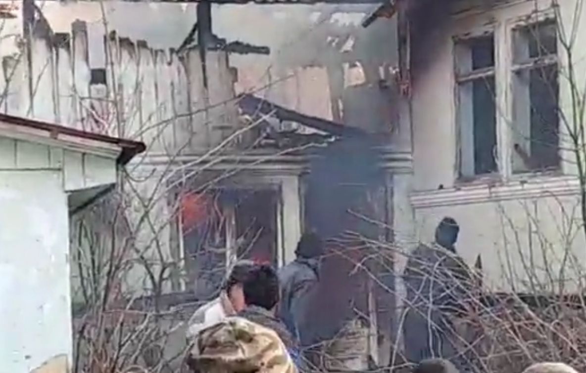 VIDEO Incendiu în Soveja. Sătenii s-au mobilizat, cu mic, cu mare, pentru a-l stinge