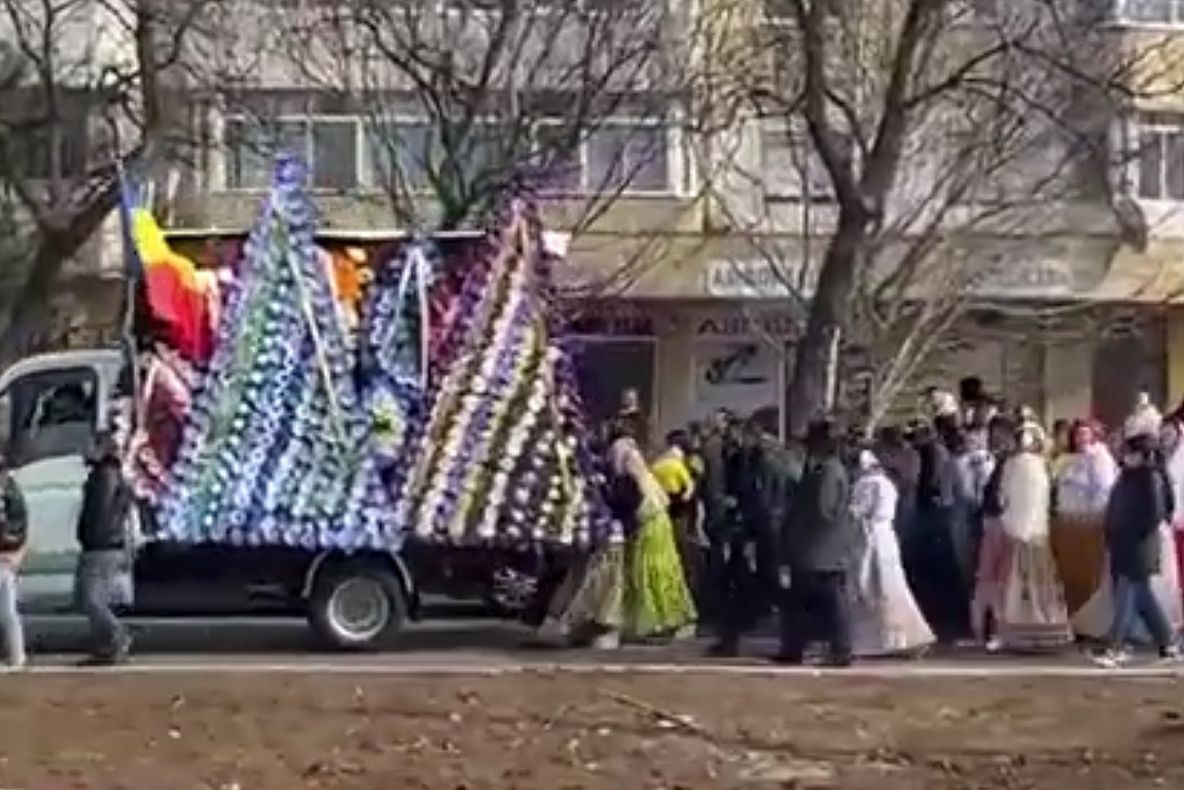 VIDEO Înmormântarea liderului romilor, fără distanțare și fără măști, în Focșani. Cortegiul funerar a fost păzit de jandarmi și polițiști