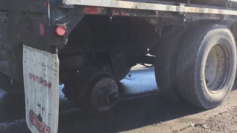 UPDATE Bărbatul lovit de roata desprinsă de la un camion a murit