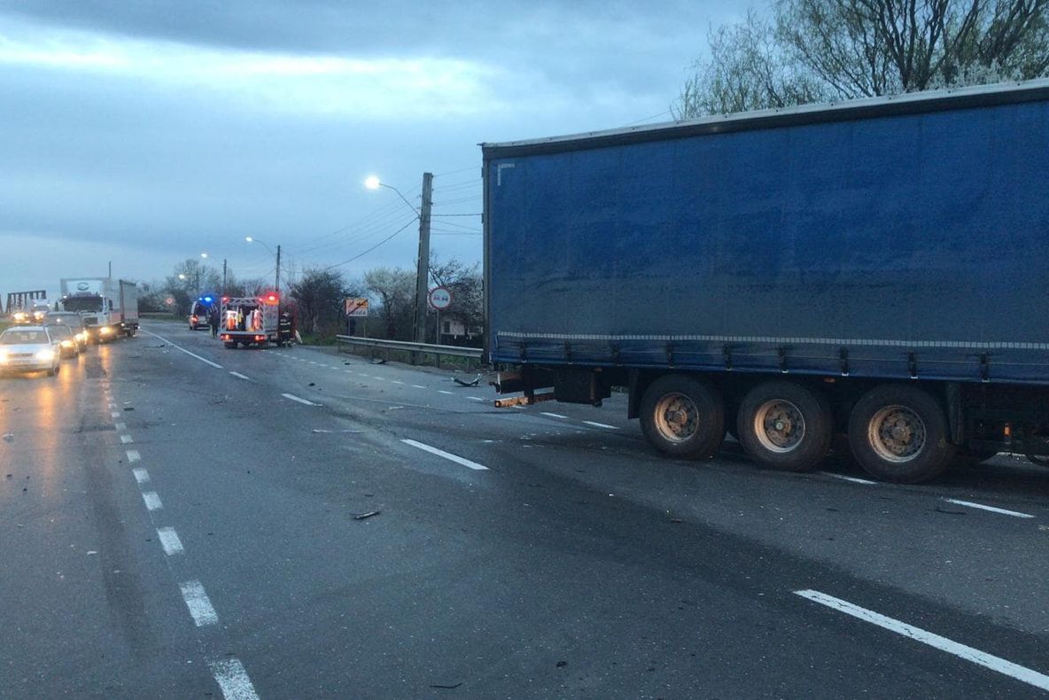 VIDEO Accident grav la Garoafa, cu un tir și două autoturisme. 4 persoane rănite, dintre care două minore