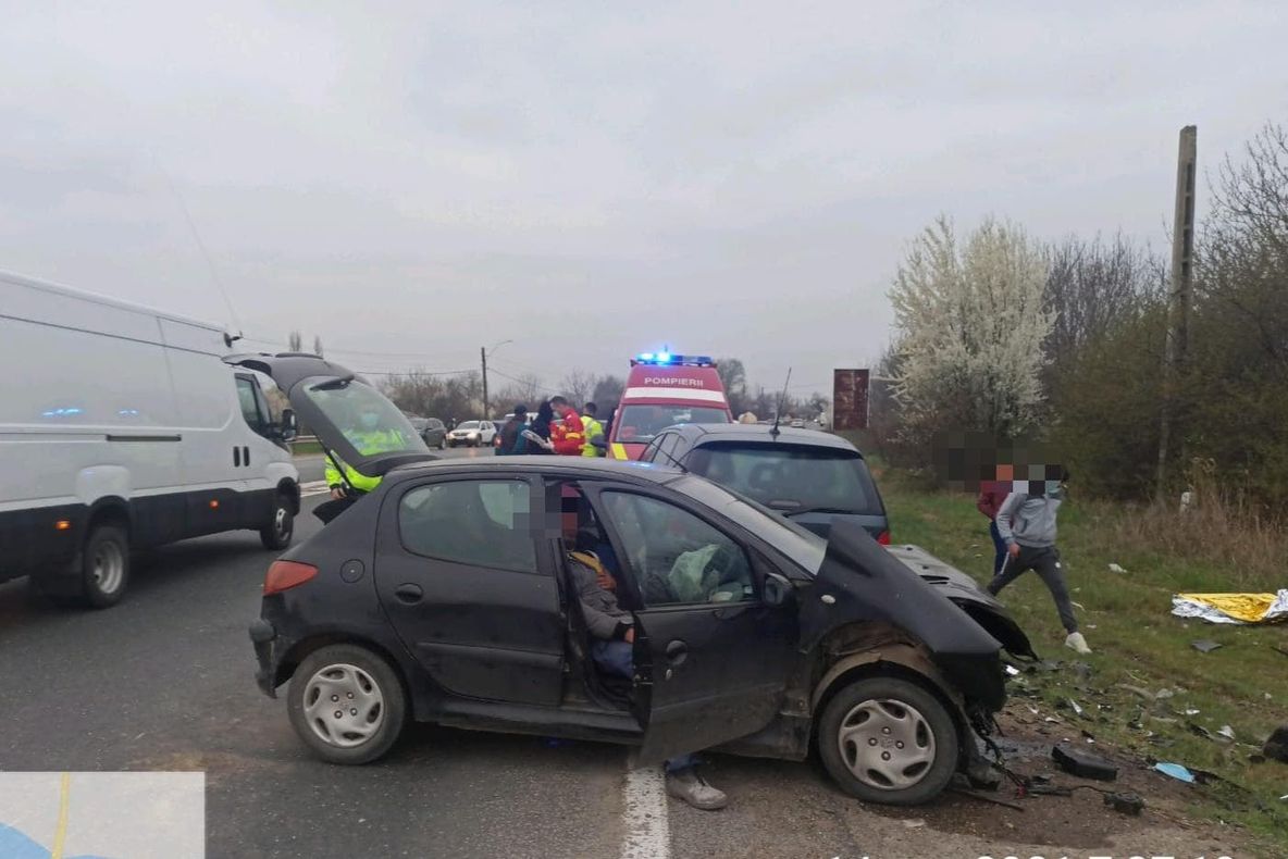 Accident cu două autoturisme implicate, pe E85