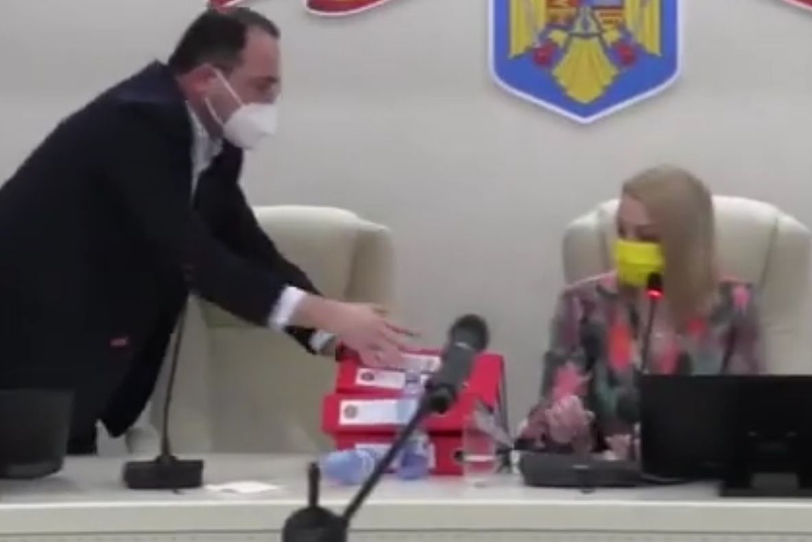 VIDEO Scandalul dintre primar și viceprimărița Focșaniului continuă. Faza pe dosare trântite pe masă