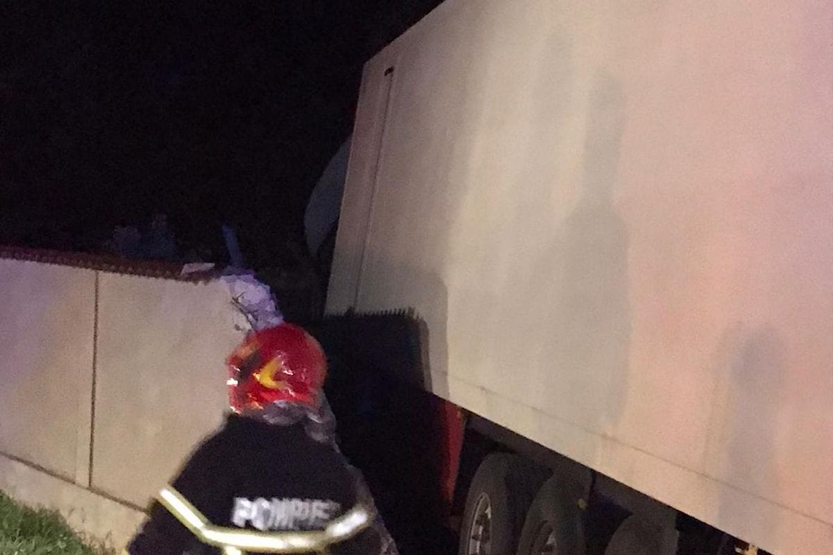 ULTIMA ORĂ Un tir a intrat în curtea unei locuințe, la Domnești