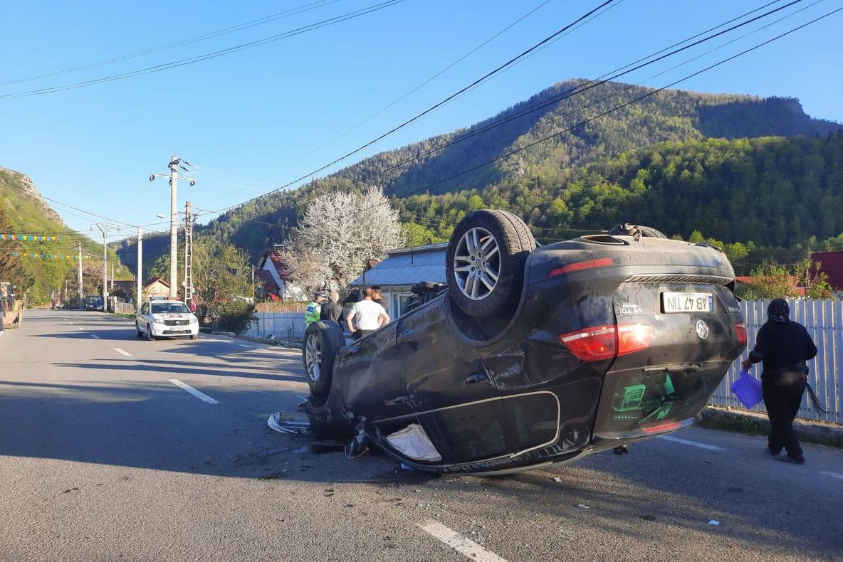 S-a răsturnat cu platforma cu care transporta o mașină