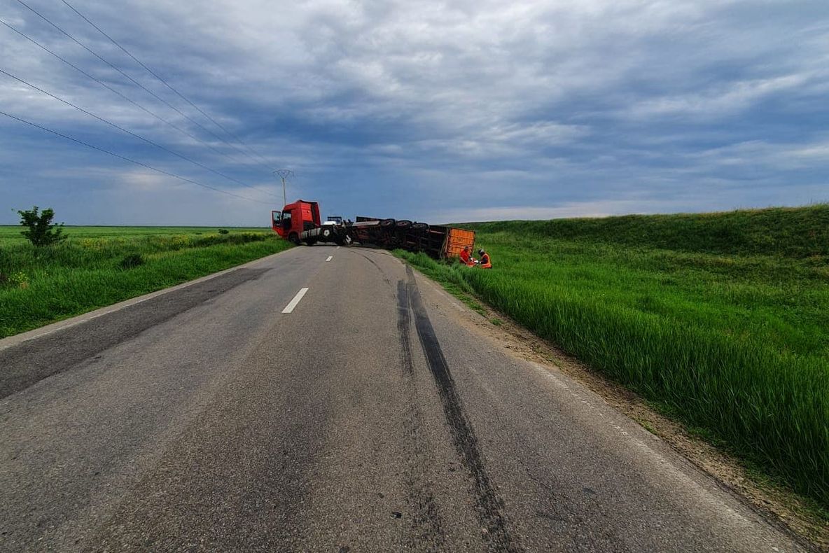ULTIMA ORĂ Tir răsturnat de-a curmezișul drumului, pe DN23 Focșani - Brăila. Traficul este blocat