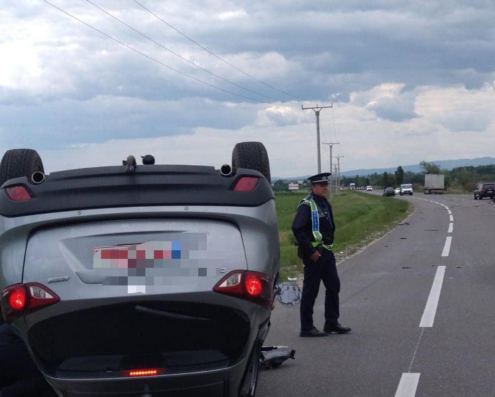 Accident cu trei autoturisme și un tir, pe "Drumul morții" - E85. O mașină s-a răsturnat