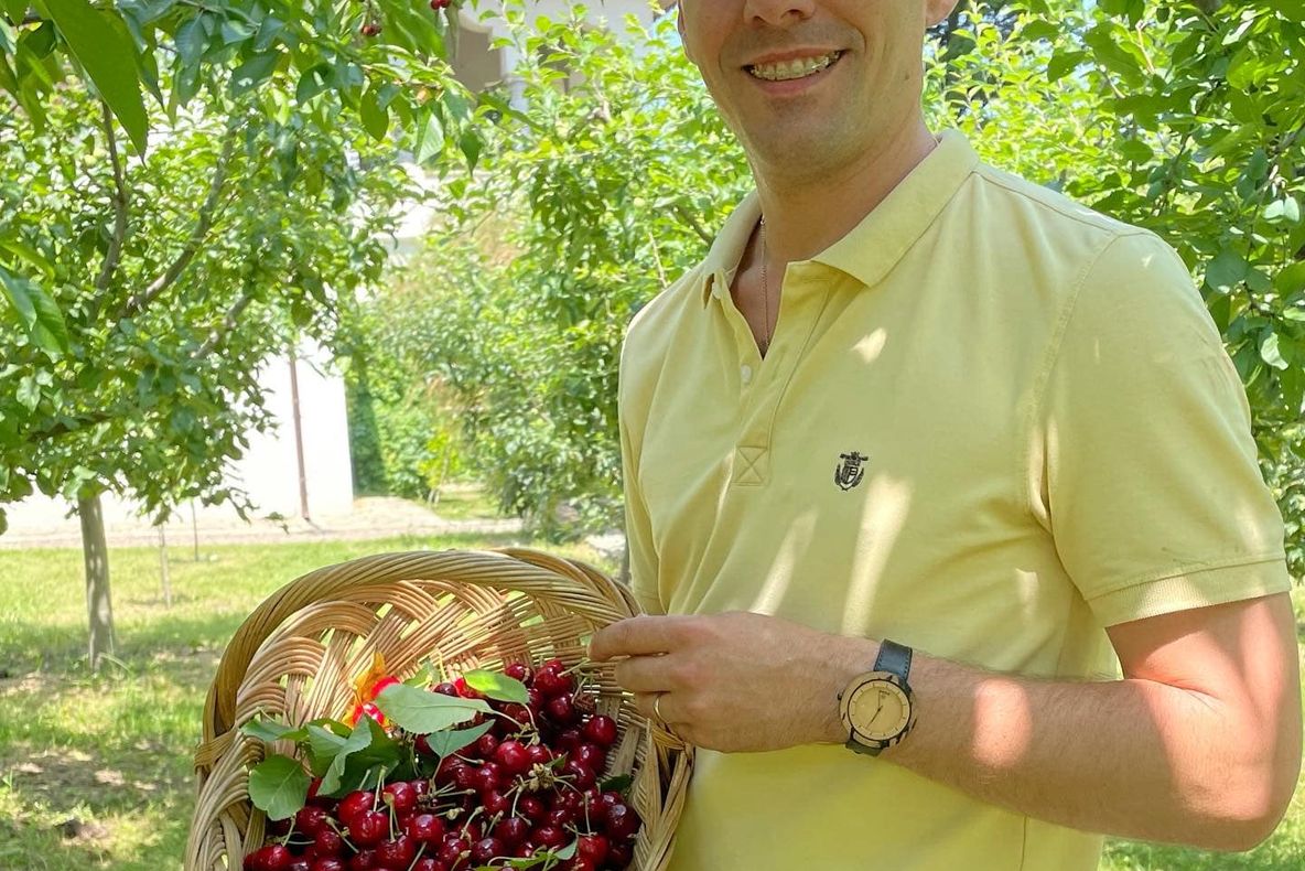 Prințul Nicolae al României, la cules de cireșe în Vrancea