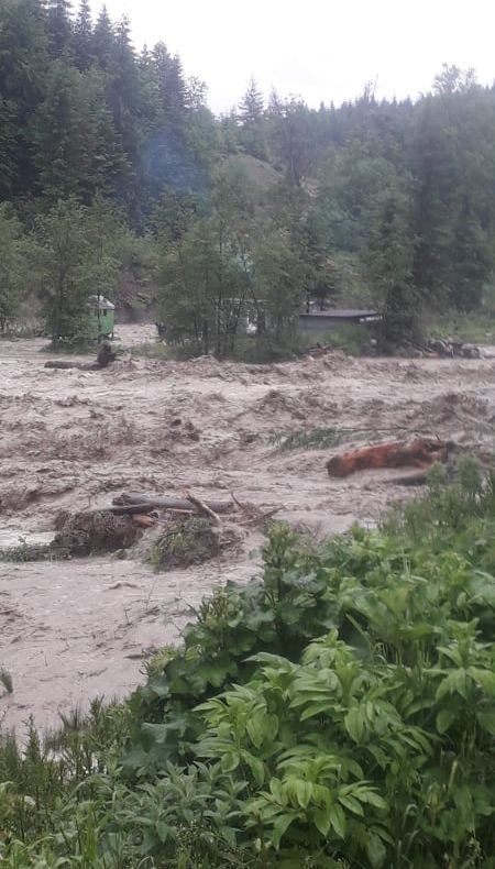 ULTIMA ORĂ Zece muncitori în pericol să fie luați de ape la Nereju. Vrancea este sub cod roșu de inundații