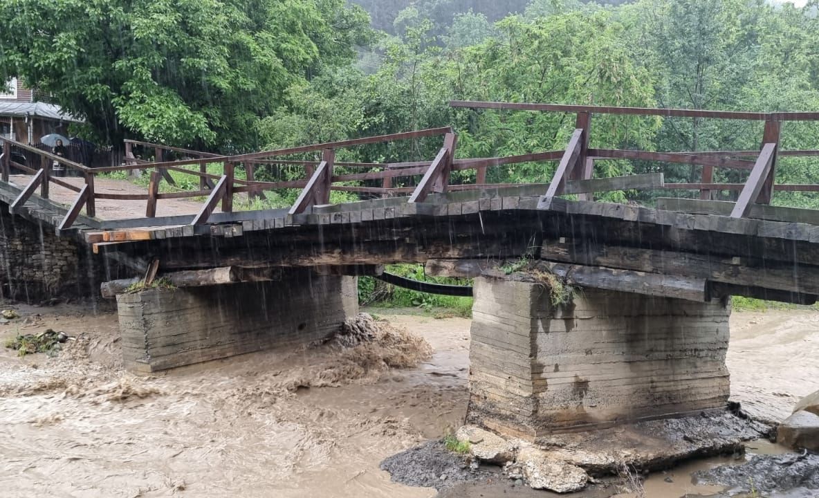 Pod rupt de viitură la Tulnici