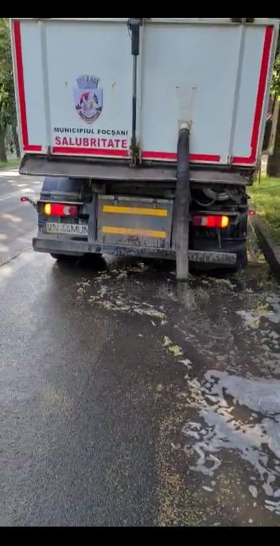 VIDEO Mizerii și fecale deversate direct în stradă, în Focșani, de societatea de salubritate