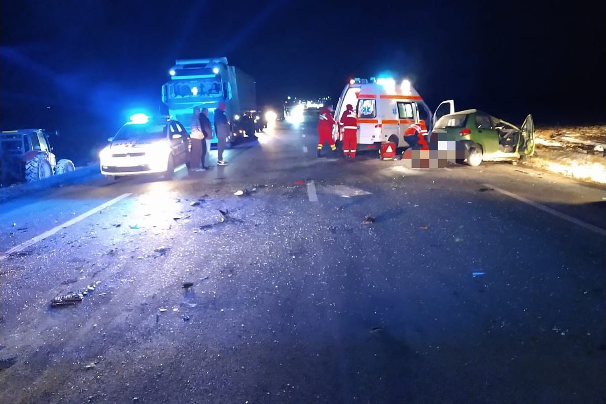 ULTIMA ORĂ Un mort și doi răniți într-un accident cu 3 mașini, pe E85, la Domnești