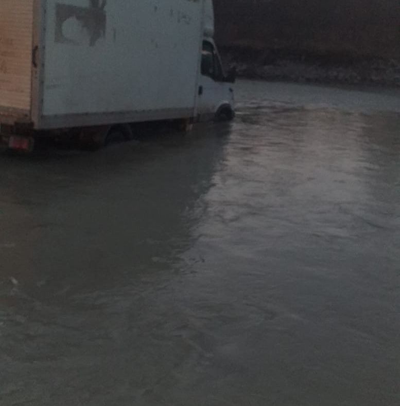 S-au aventurat cu camionul în râul Zăbala și au fost salvați de pompieri